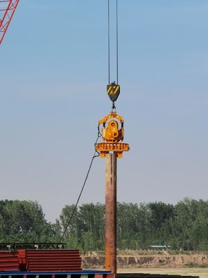 240KN Vibratory Hammer Pile Driver AP90A Tipo de guindaste com Amplitude de 10,3 mm