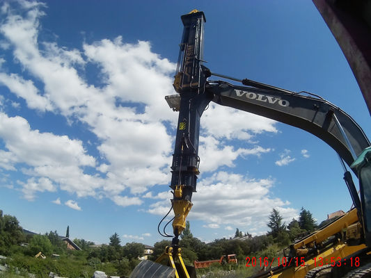 Braço telescópico tipo concha com raio mínimo de operação de 5460mm personalizável para diversas necessidades industriais